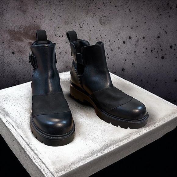 UGG Stockton Black Leather Combat Cutout Ankle Boots Sz 8 FLAWLESS